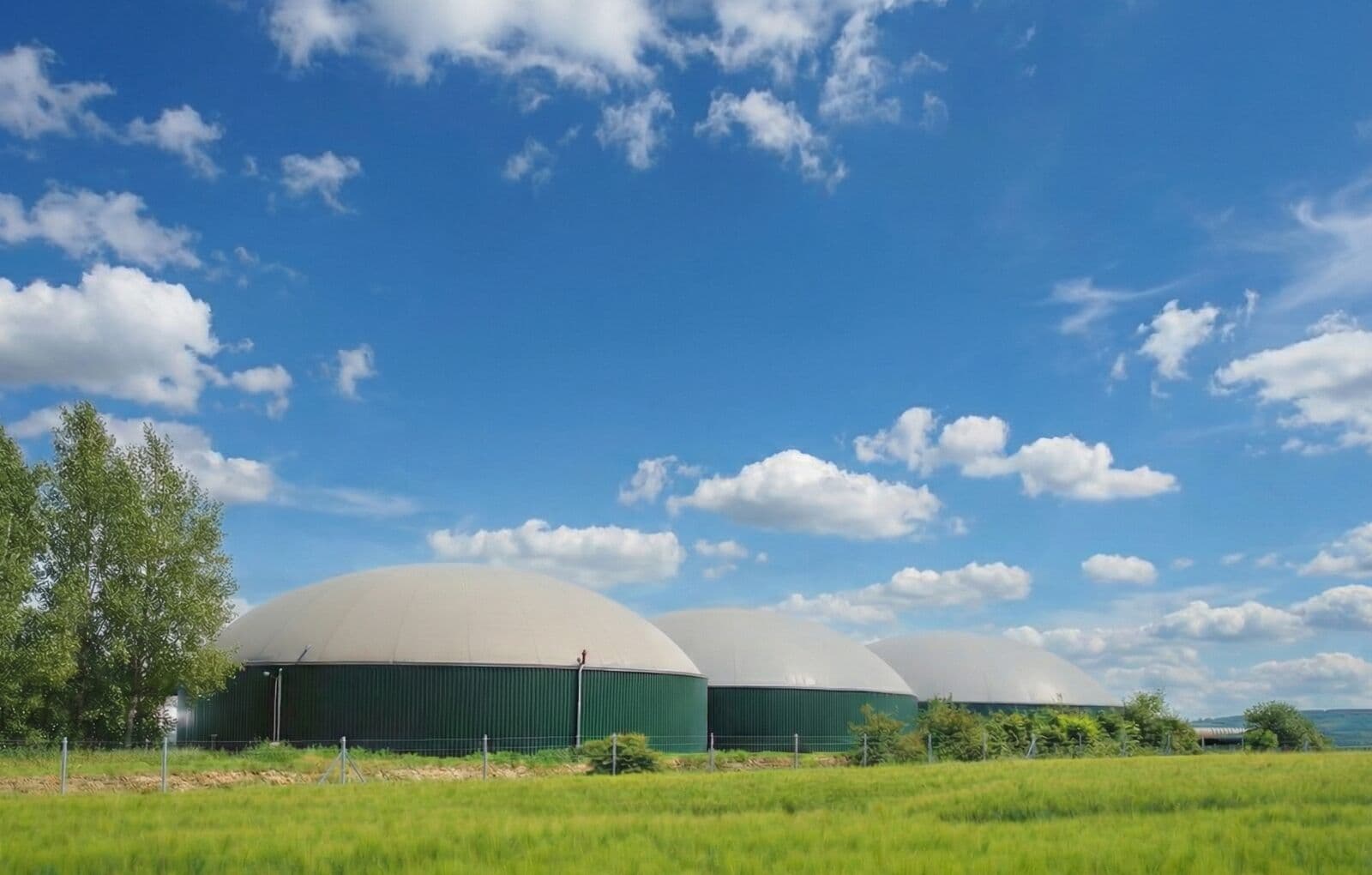 Digestores de biometano en un campo de cultivo